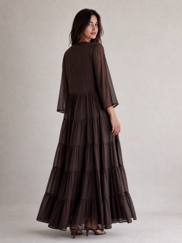 Model brown dress back 600x800